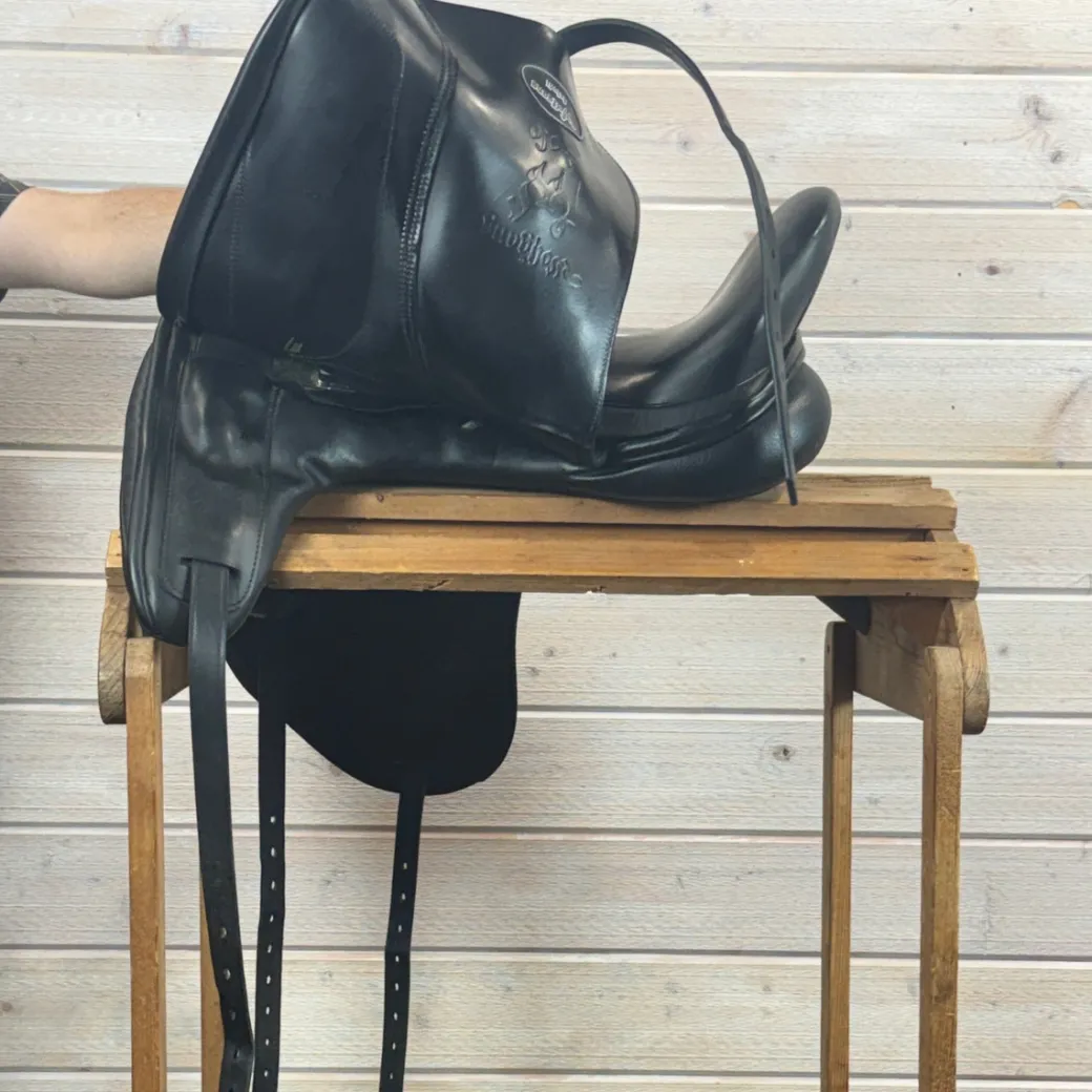 Used Custom Saddlery Wolfgang Dressage Saddle 17.5/M