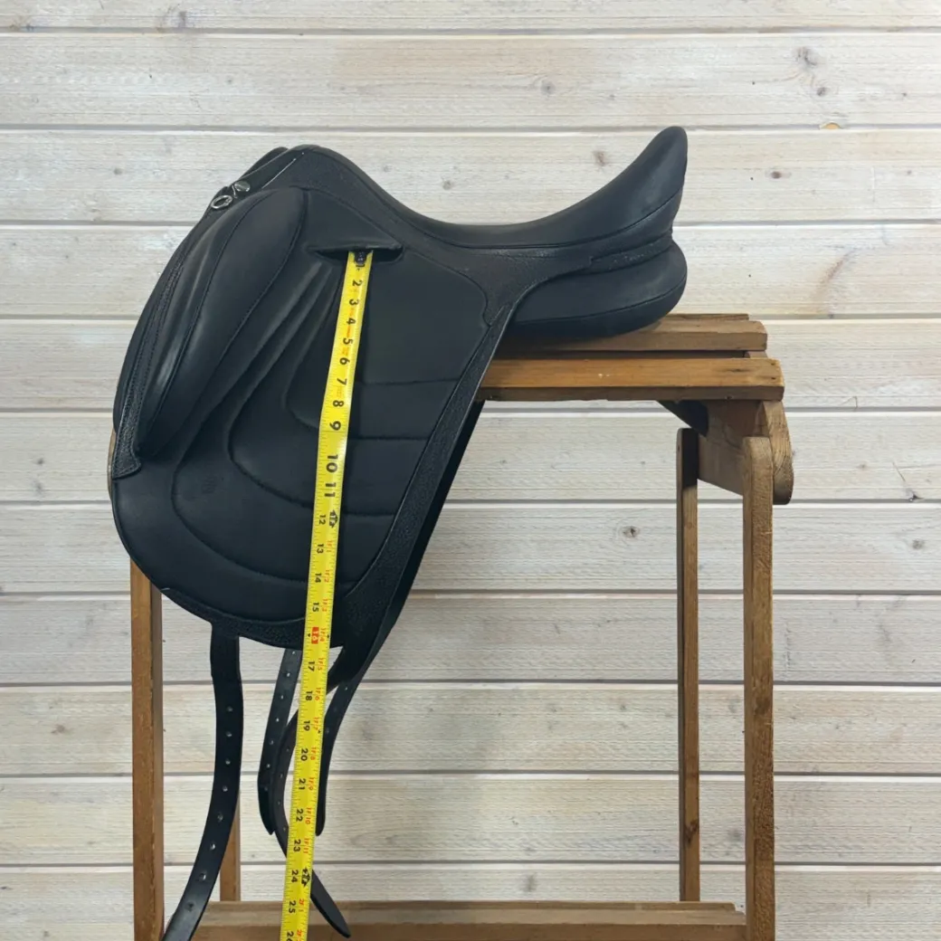 Used Devoucoux Makila Harmonie S Dressage Monoflap Saddle 17.5/MW